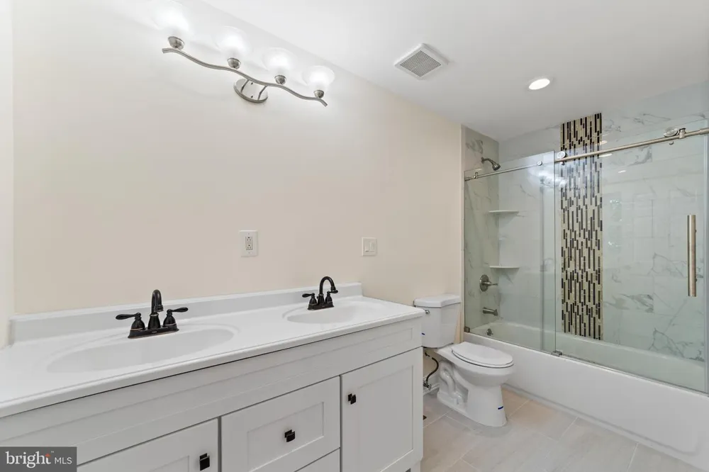 812 W MALAGA ROAD Williamstown, NJ 08094