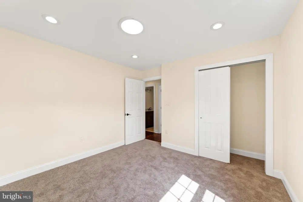 812 W MALAGA ROAD Williamstown, NJ 08094