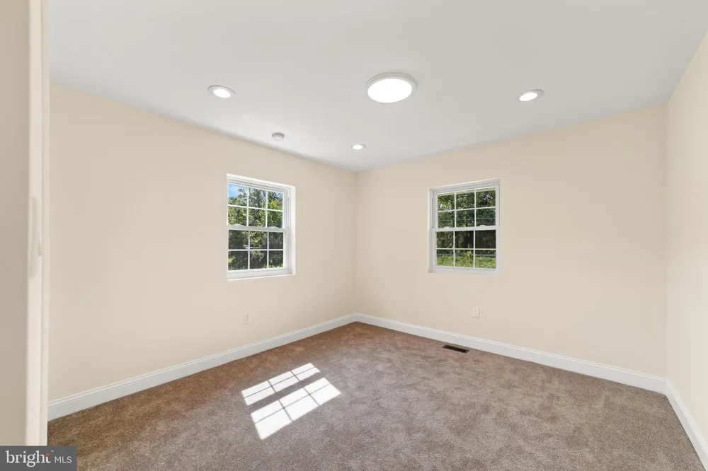 812 W MALAGA ROAD Williamstown, NJ 08094