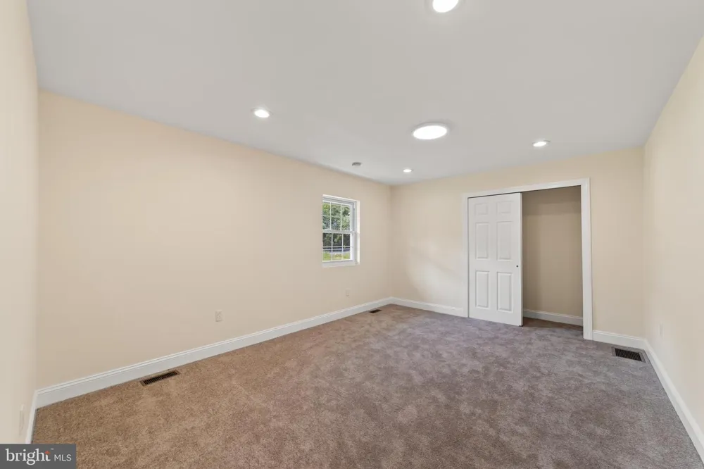 812 W MALAGA ROAD Williamstown, NJ 08094