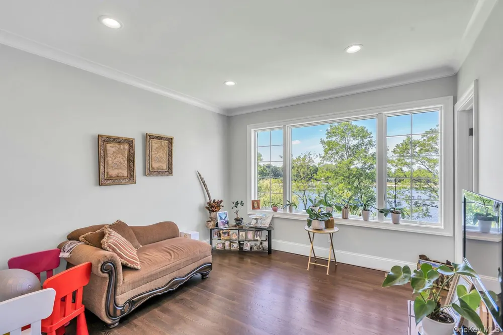 12 Barbara Lane Glen Cove, NY 11542