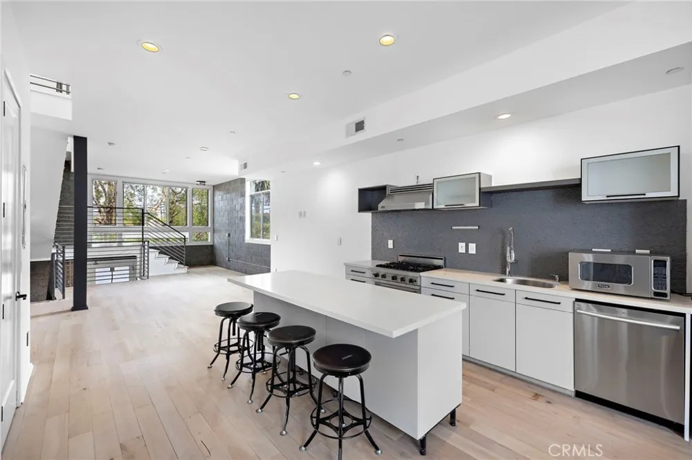4151 Redwood Avenue #106 Los Angeles, CA 90066