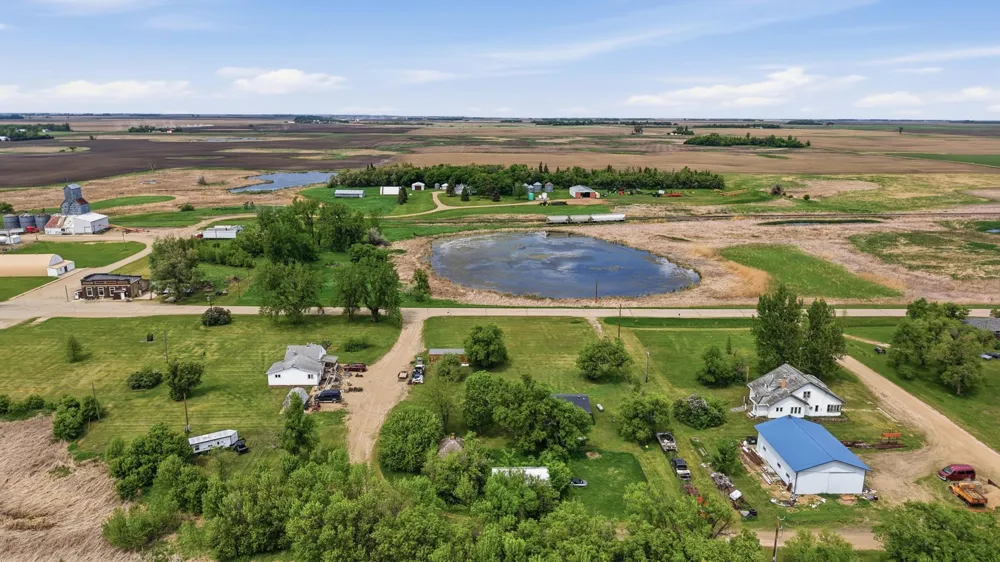 204 EAST ST S Stirum, ND 58069
