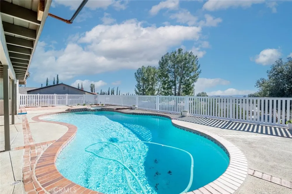 15559 Sorbonne Sylmar, CA 91342