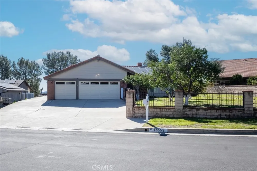 15559 Sorbonne Sylmar, CA 91342