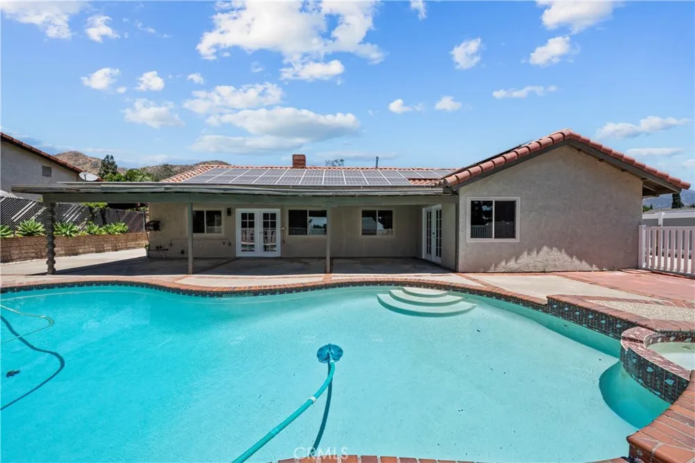15559 Sorbonne Sylmar, CA 91342
