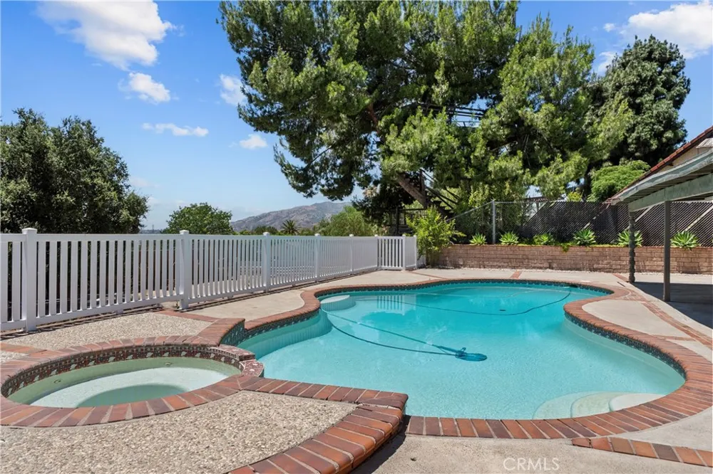 15559 Sorbonne Sylmar, CA 91342