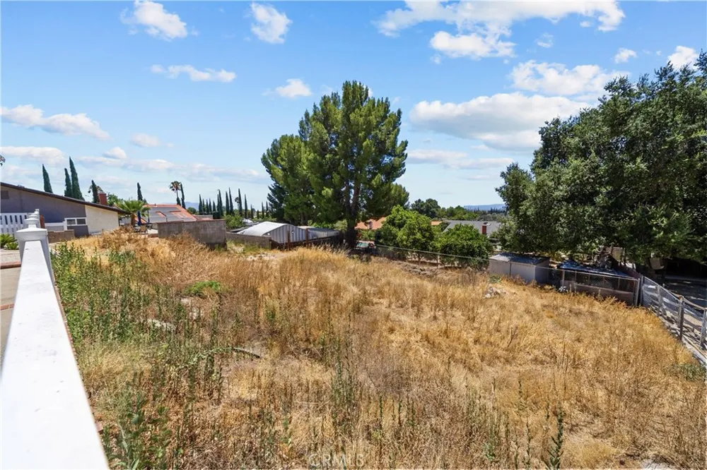 15559 Sorbonne Sylmar, CA 91342