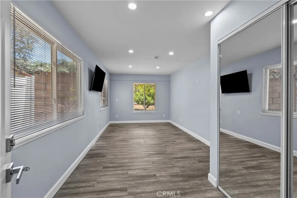 15559 Sorbonne Sylmar, CA 91342