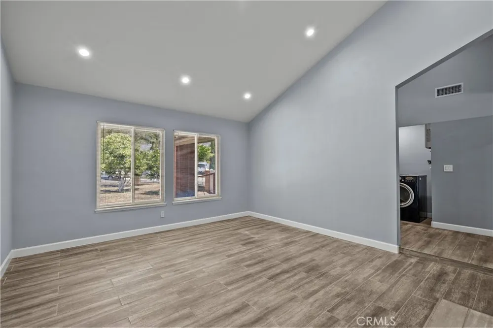 15559 Sorbonne Sylmar, CA 91342