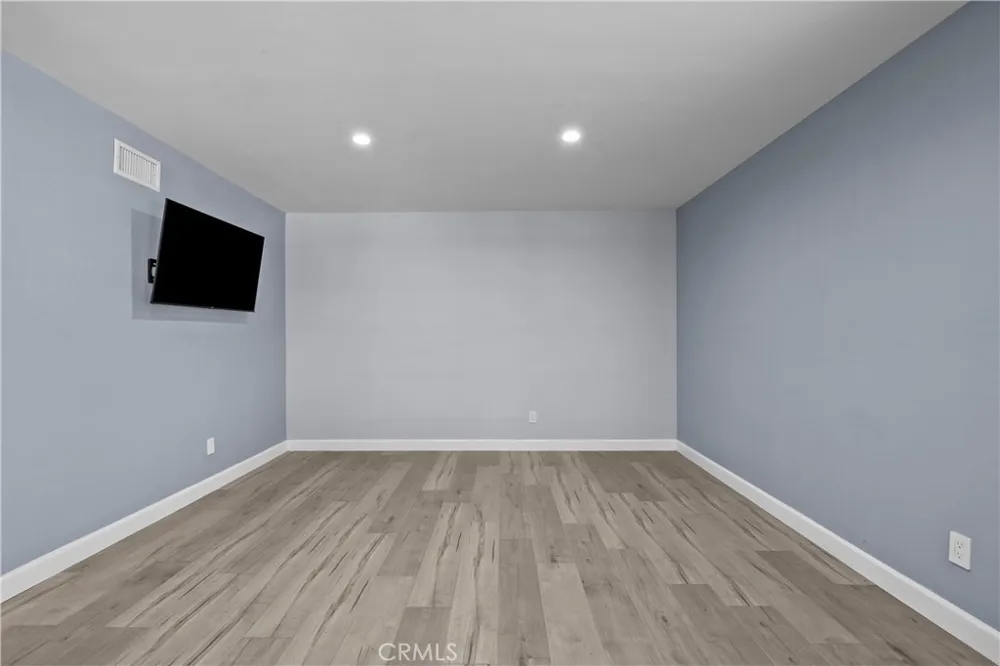 15559 Sorbonne Sylmar, CA 91342