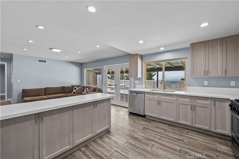 15559 Sorbonne Sylmar, CA 91342