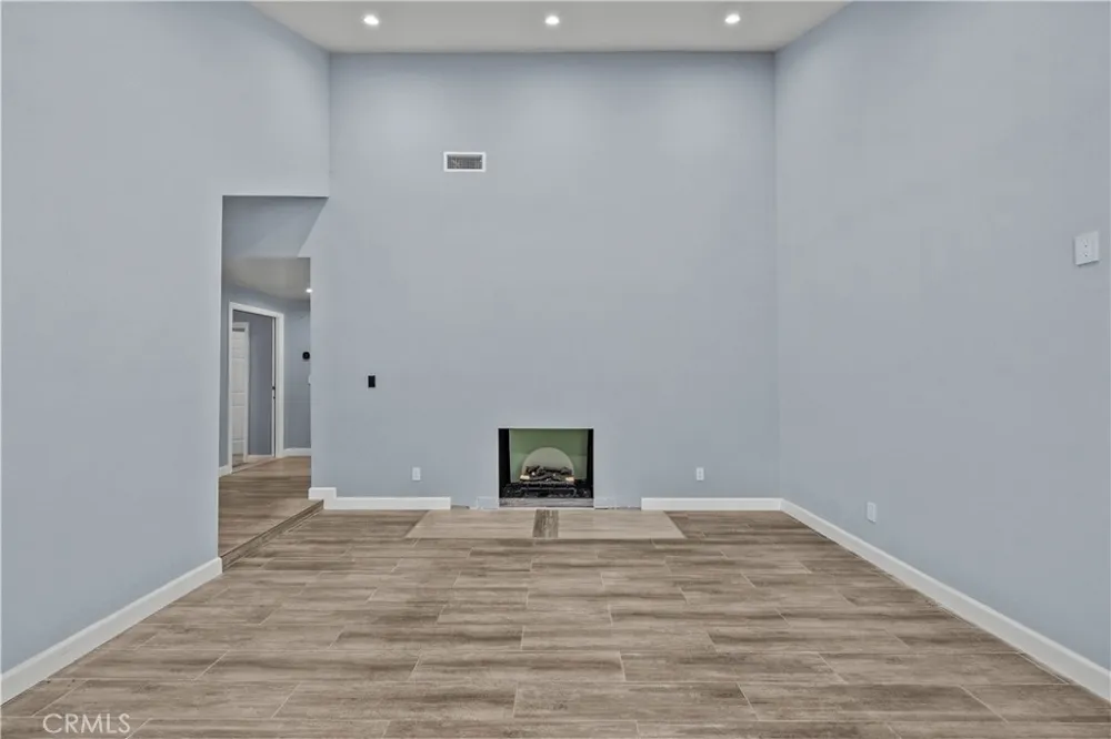 15559 Sorbonne Sylmar, CA 91342