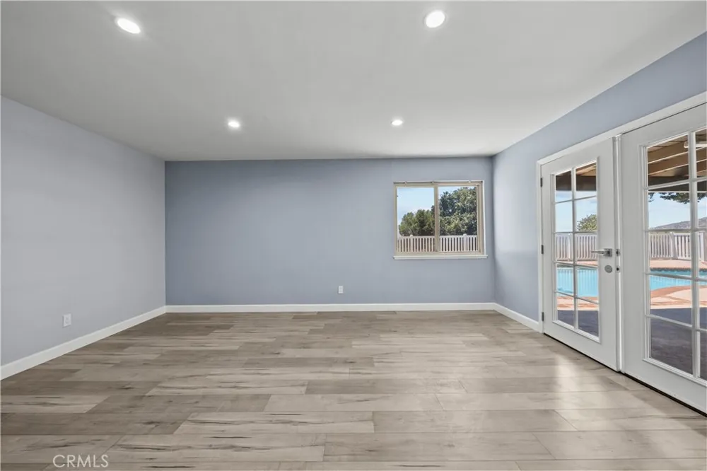 15559 Sorbonne Sylmar, CA 91342