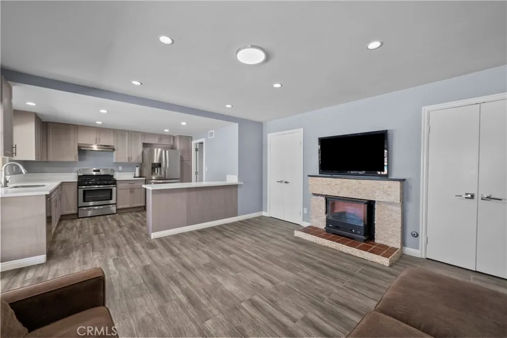 15559 Sorbonne Sylmar, CA 91342