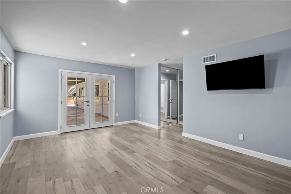 15559 Sorbonne Sylmar, CA 91342