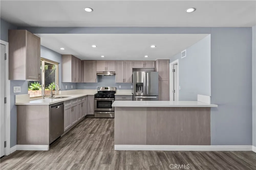 15559 Sorbonne Sylmar, CA 91342