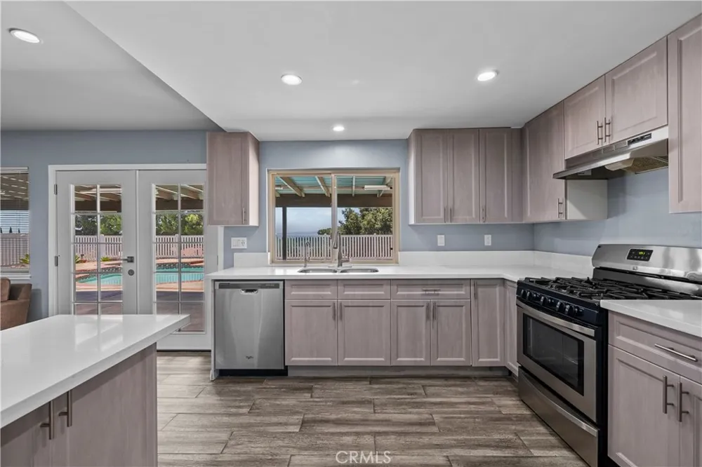 15559 Sorbonne Sylmar, CA 91342