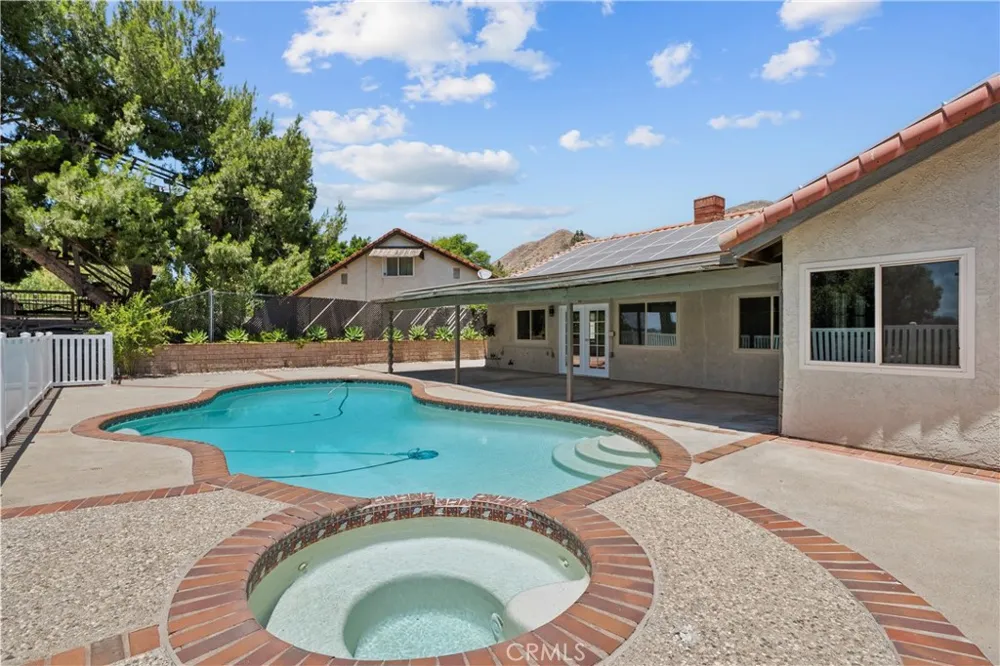 15559 Sorbonne Sylmar, CA 91342