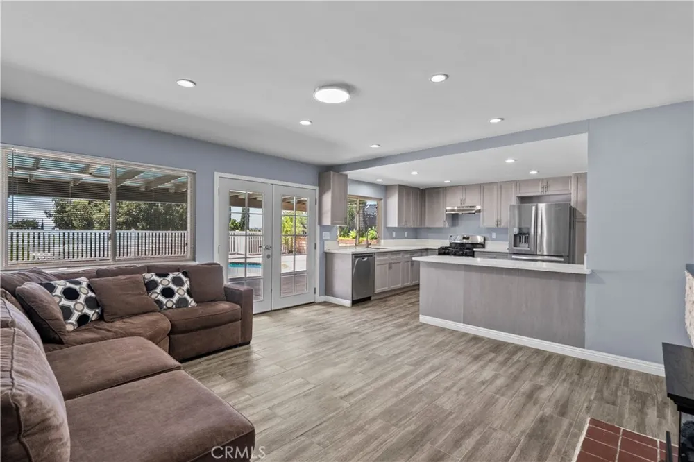 15559 Sorbonne Sylmar, CA 91342