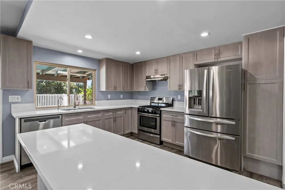 15559 Sorbonne Sylmar, CA 91342