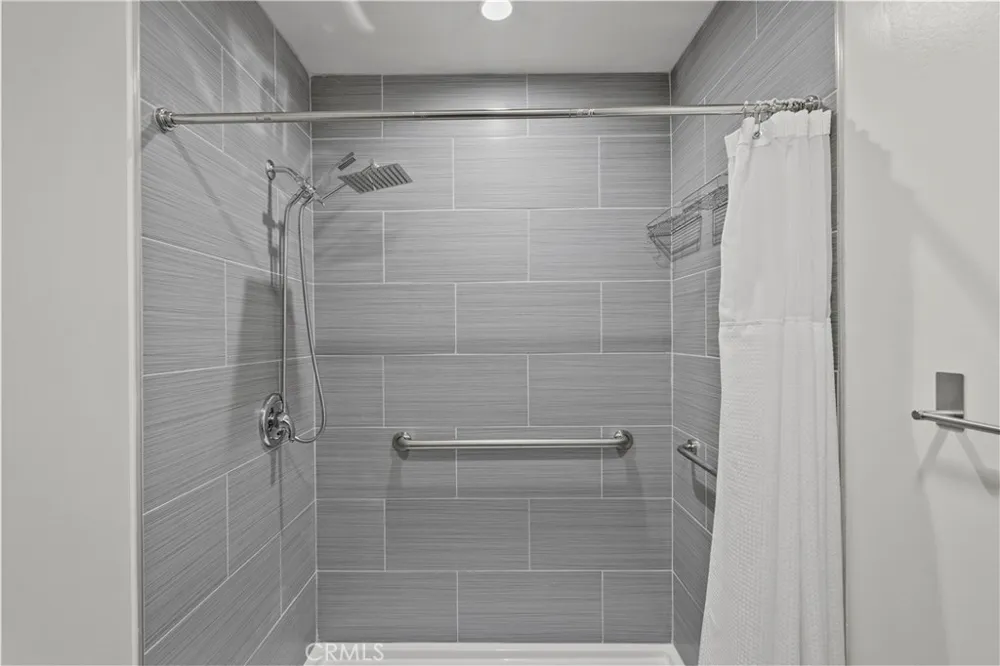 15559 Sorbonne Sylmar, CA 91342