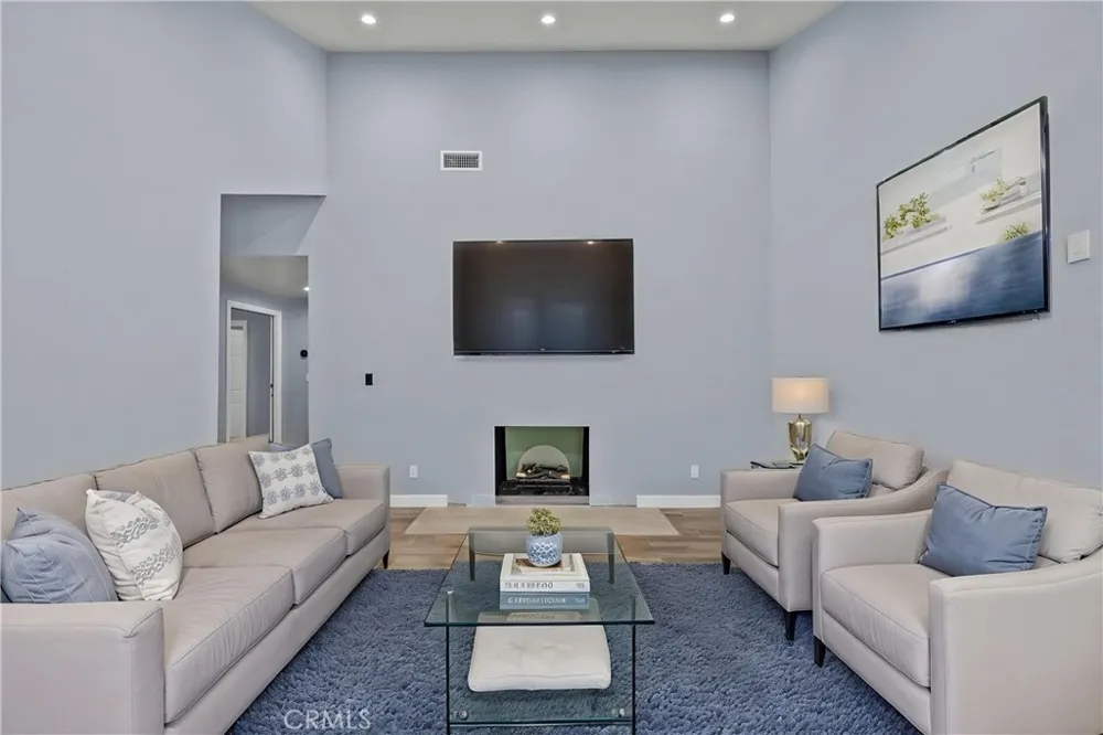 15559 Sorbonne Sylmar, CA 91342