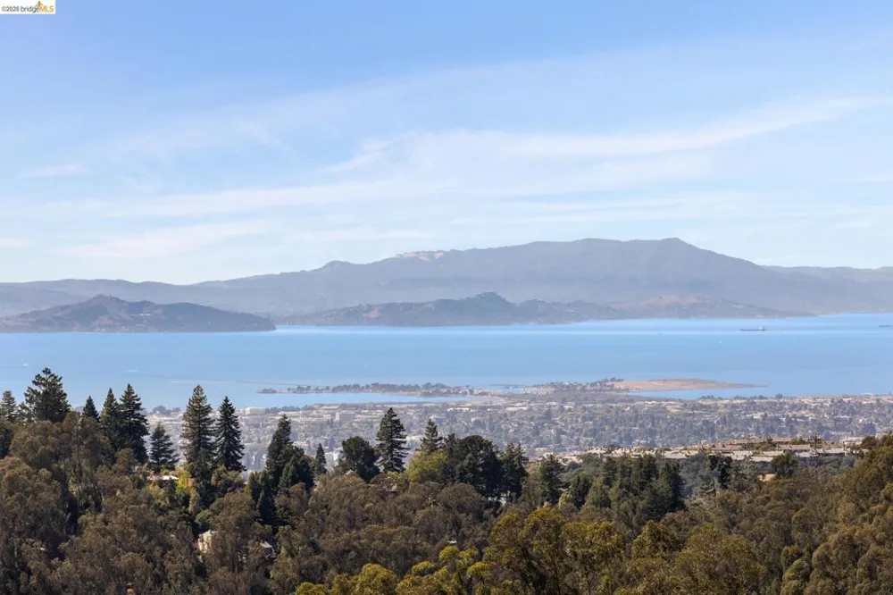 25 Diablo Dr Oakland, CA 94611