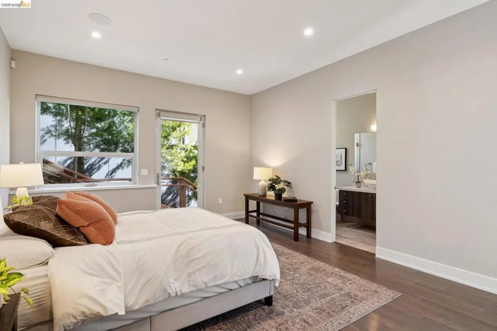 25 Diablo Dr Oakland, CA 94611