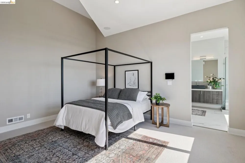 25 Diablo Dr Oakland, CA 94611