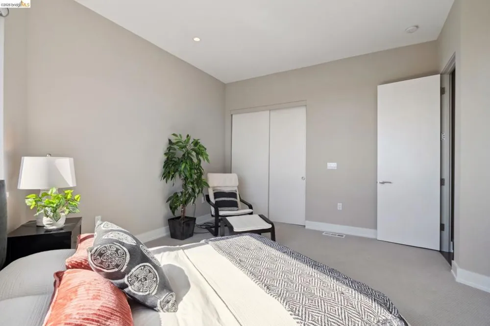 25 Diablo Dr Oakland, CA 94611