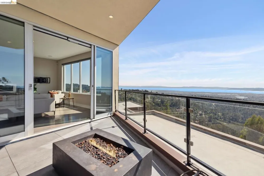 25 Diablo Dr Oakland, CA 94611