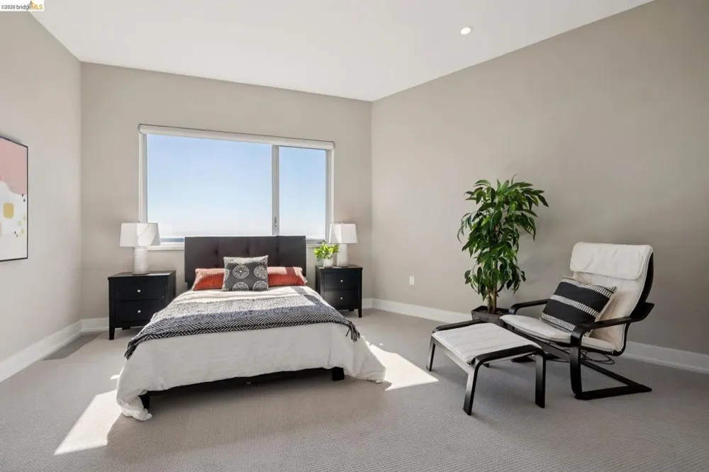 25 Diablo Dr Oakland, CA 94611