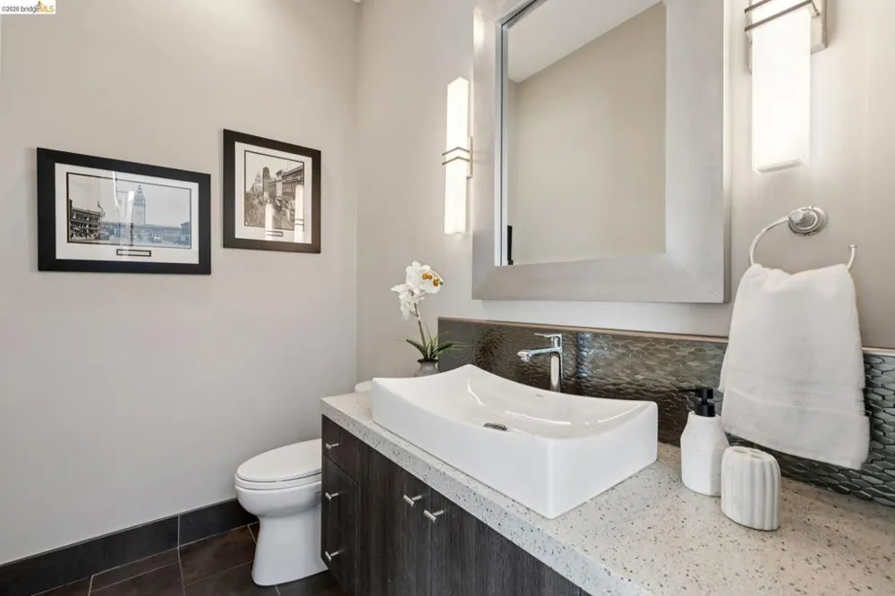 25 Diablo Dr Oakland, CA 94611