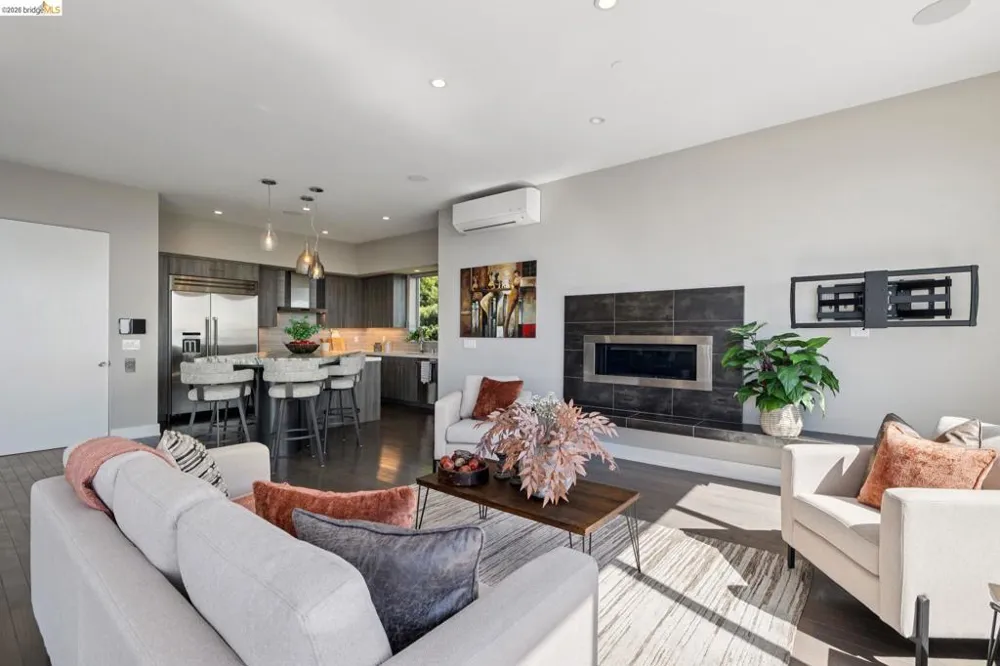 25 Diablo Dr Oakland, CA 94611