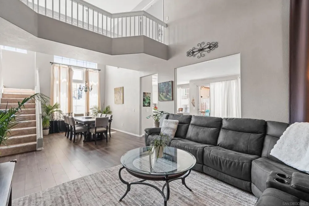 1593 Avenida Guillermo