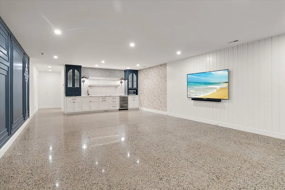 317 Lakeshore Avenue Park Township, MI 49424