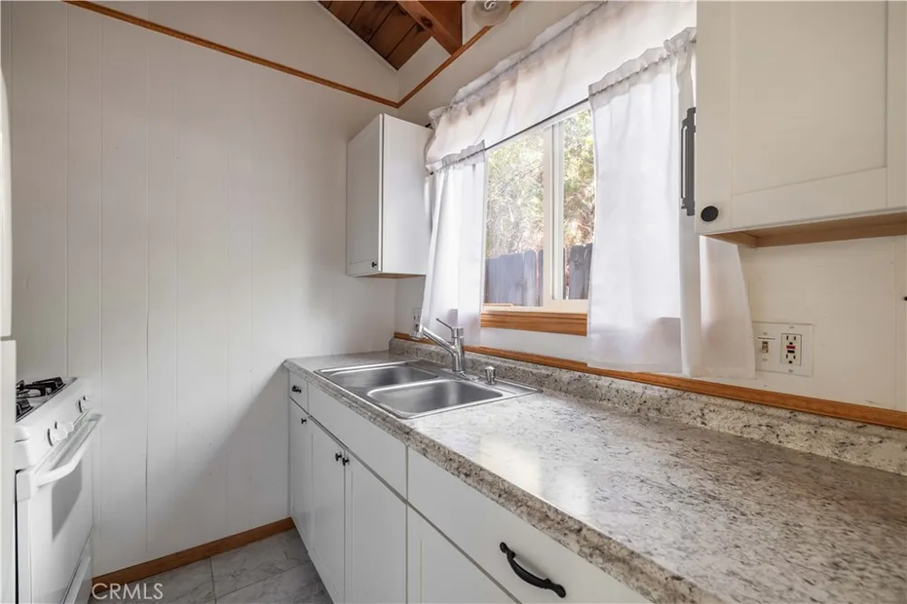 315 San Bernardino Sugarloaf, CA 92386