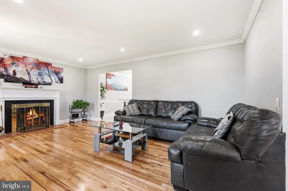 8701 LOCHAVEN DRIVE Gaithersburg, MD 20882