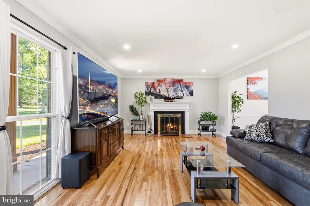 8701 LOCHAVEN DRIVE Gaithersburg, MD 20882