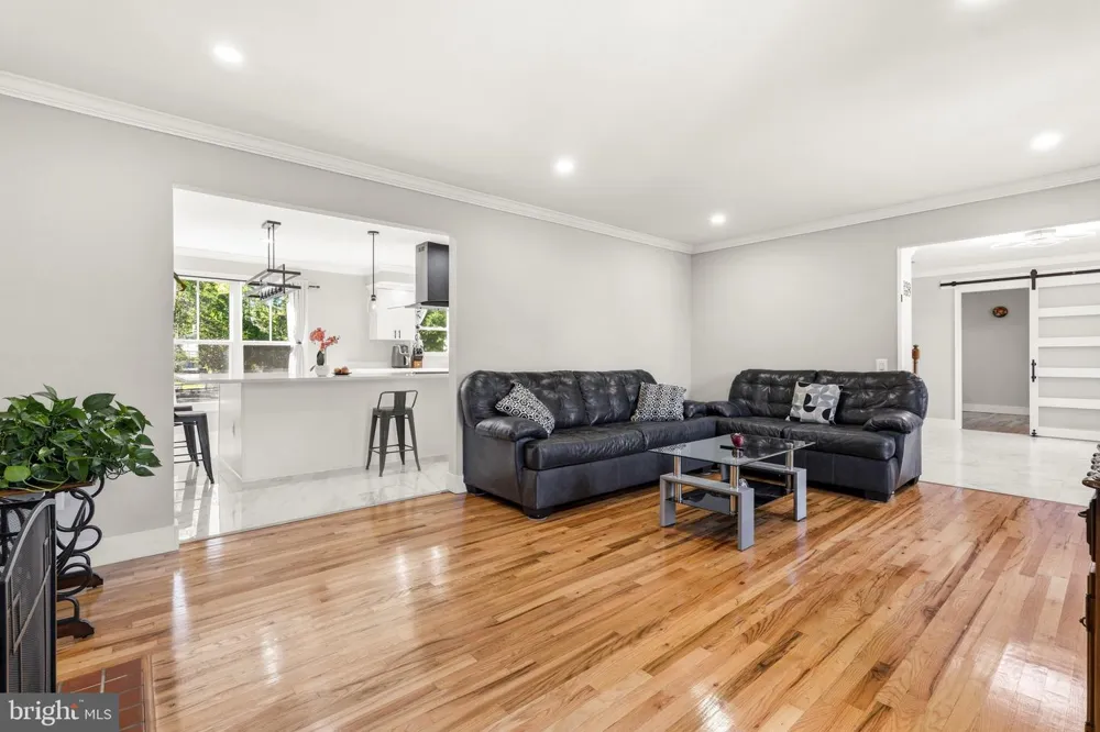 8701 LOCHAVEN DRIVE Gaithersburg, MD 20882