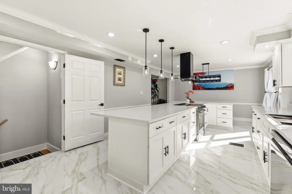 8701 LOCHAVEN DRIVE Gaithersburg, MD 20882