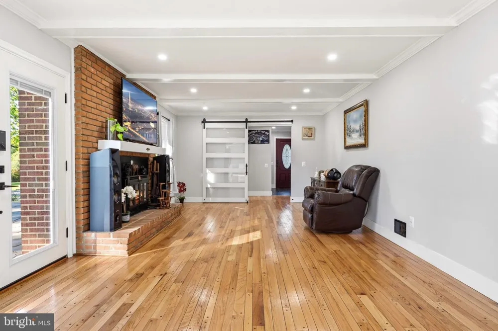 8701 LOCHAVEN DRIVE Gaithersburg, MD 20882