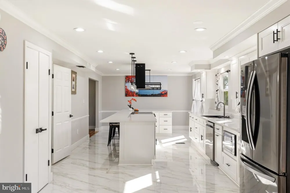 8701 LOCHAVEN DRIVE Gaithersburg, MD 20882