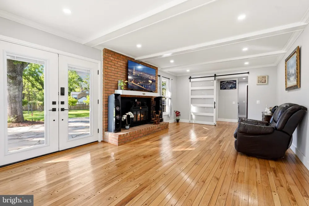 8701 LOCHAVEN DRIVE Gaithersburg, MD 20882
