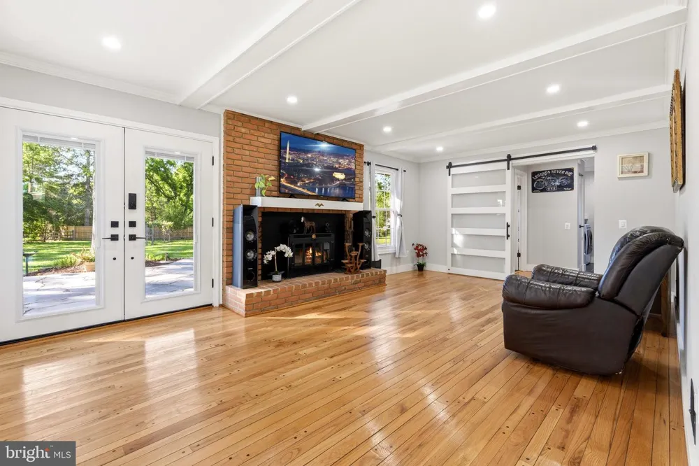 8701 LOCHAVEN DRIVE Gaithersburg, MD 20882