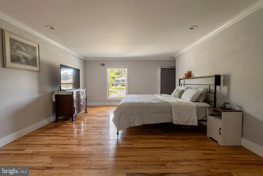 8701 LOCHAVEN DRIVE Gaithersburg, MD 20882