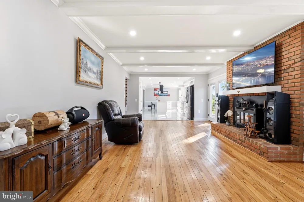 8701 LOCHAVEN DRIVE Gaithersburg, MD 20882