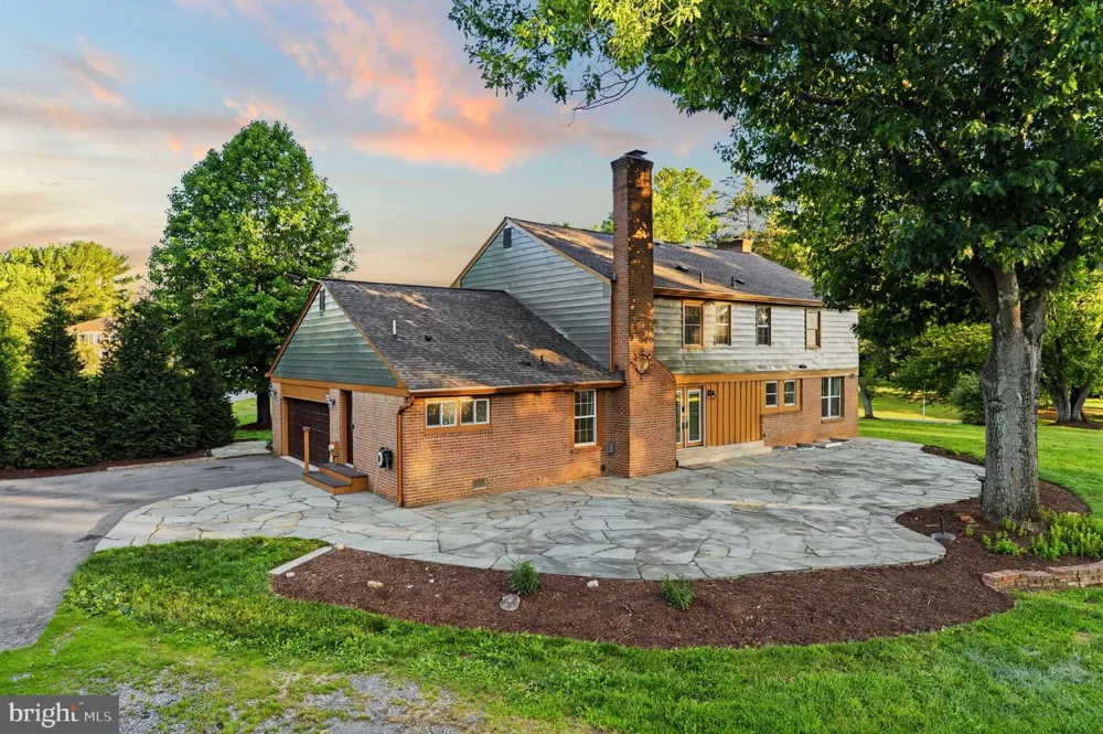 8701 LOCHAVEN DRIVE Gaithersburg, MD 20882