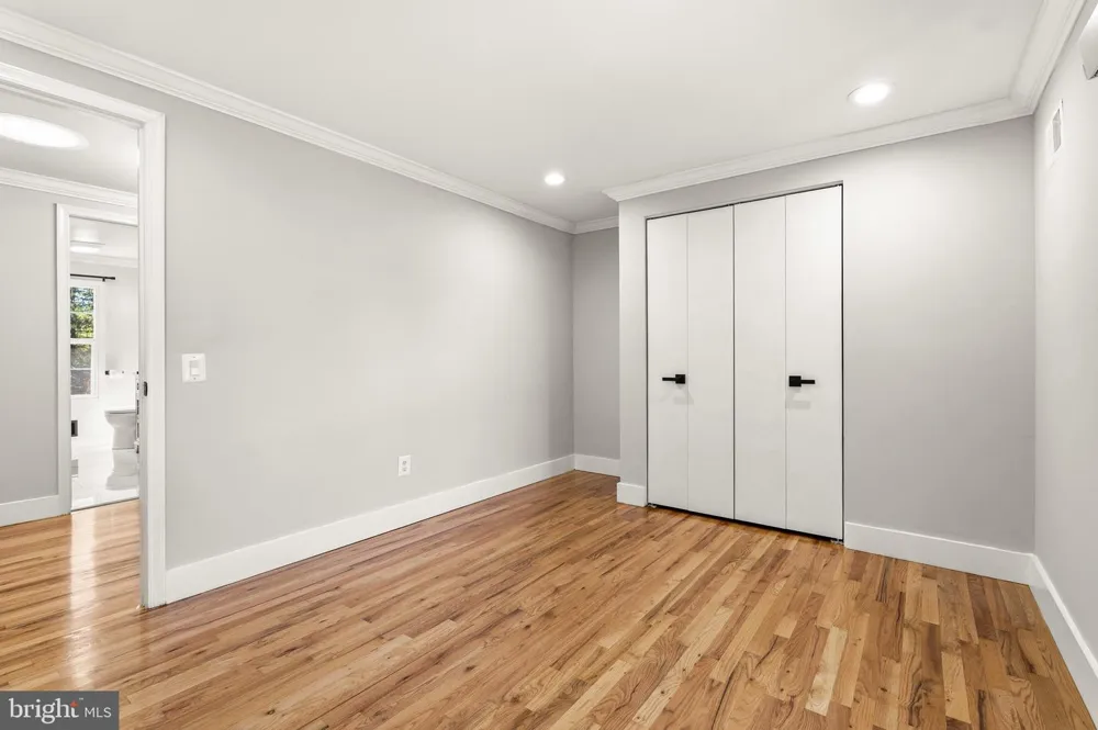 8701 LOCHAVEN DRIVE Gaithersburg, MD 20882